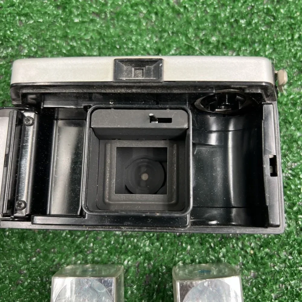 Vintage Kodak Instamatic 104‎ Film Camera With 2 Sylvania Flash Cubes